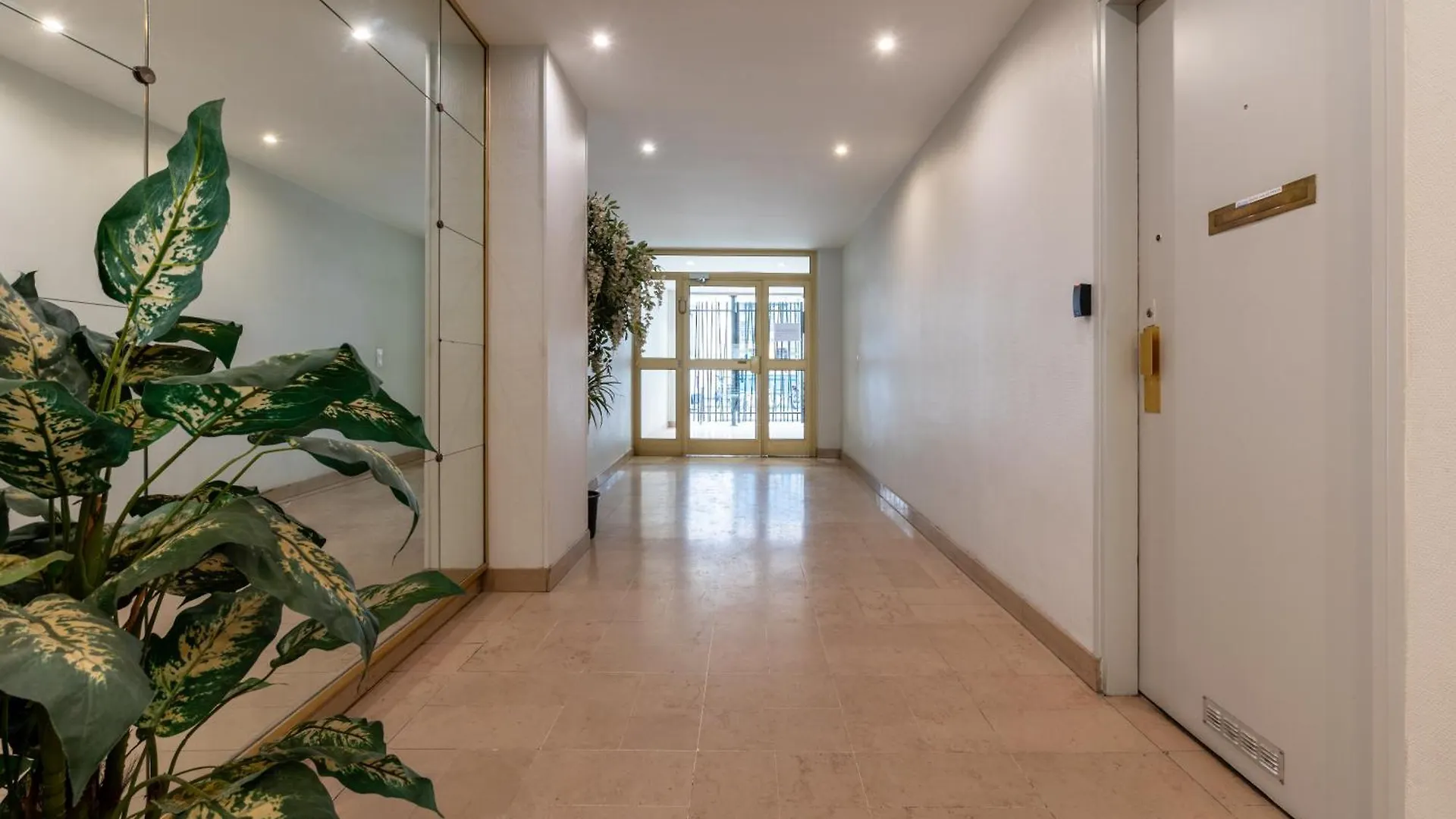 Stylish 1Bd Flat With Patio Rue Des Petites Ecuries Apartment Paris 0*,  France