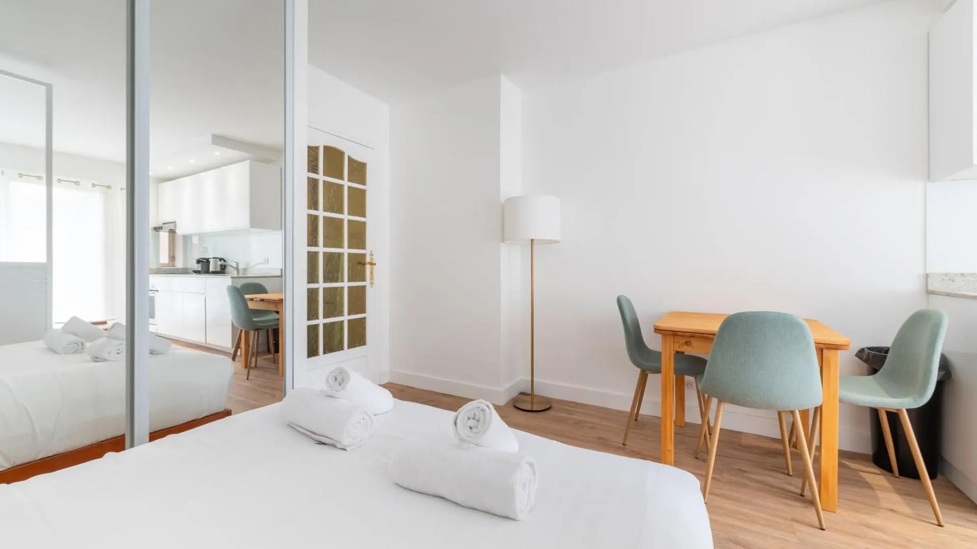Stylish 1Bd Flat With Patio Rue Des Petites Ecuries Apartment Paris France