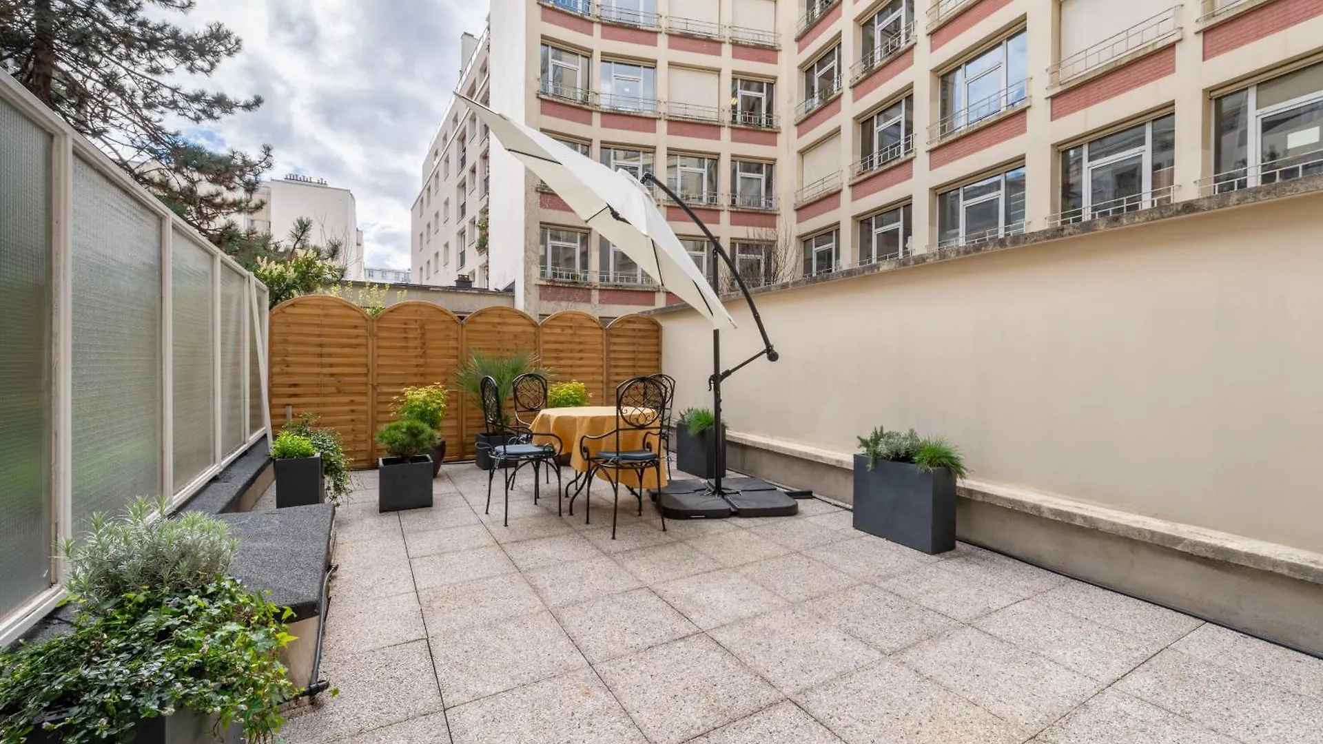 Stylish 1Bd Flat With Patio Rue Des Petites Ecuries Apartment Paris France