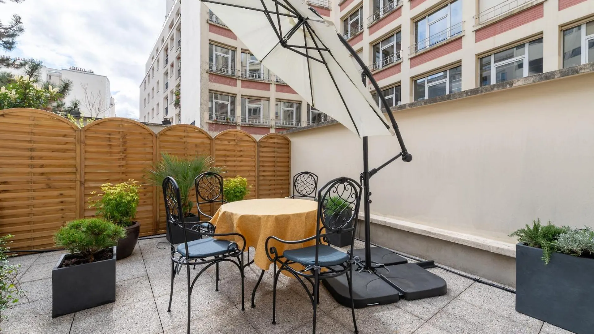 Stylish 1Bd Flat With Patio Rue Des Petites Ecuries Apartment Paris