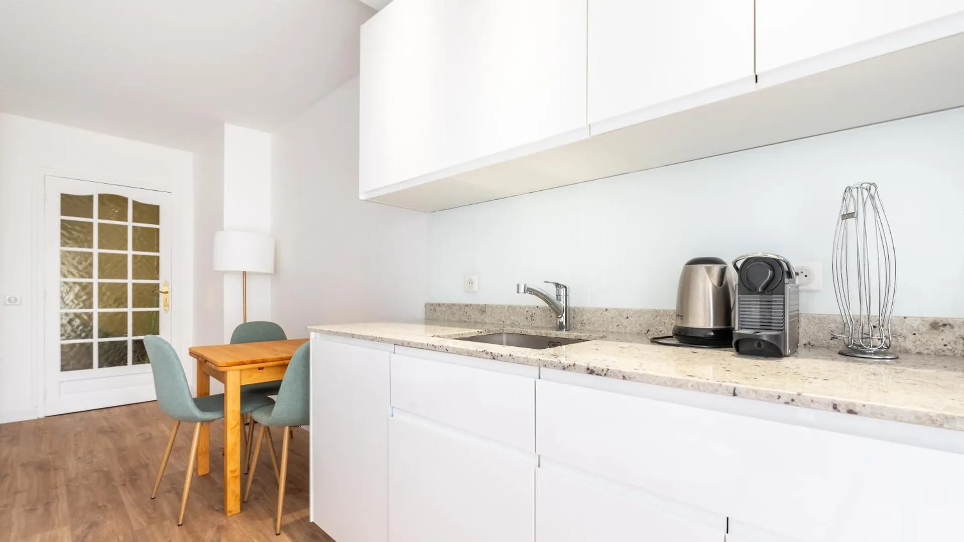 Stylish 1Bd Flat With Patio Rue Des Petites Ecuries Apartment Paris